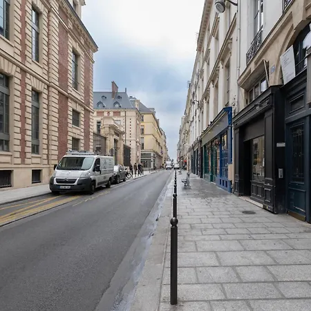 Stylish 1bd Duplex - Stunning Views Near Louvre Apartment *