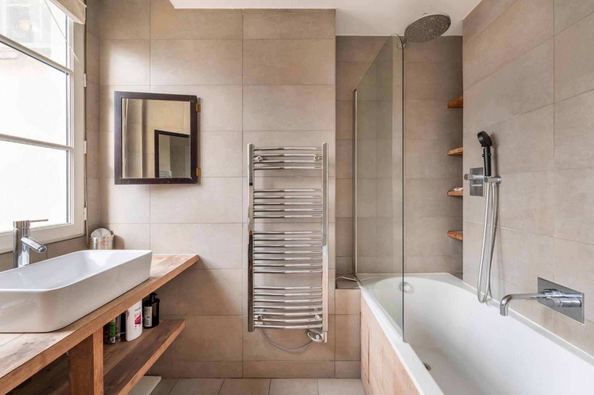 Stylish 1bd Duplex - Stunning Views Near Louvre Apartment *
