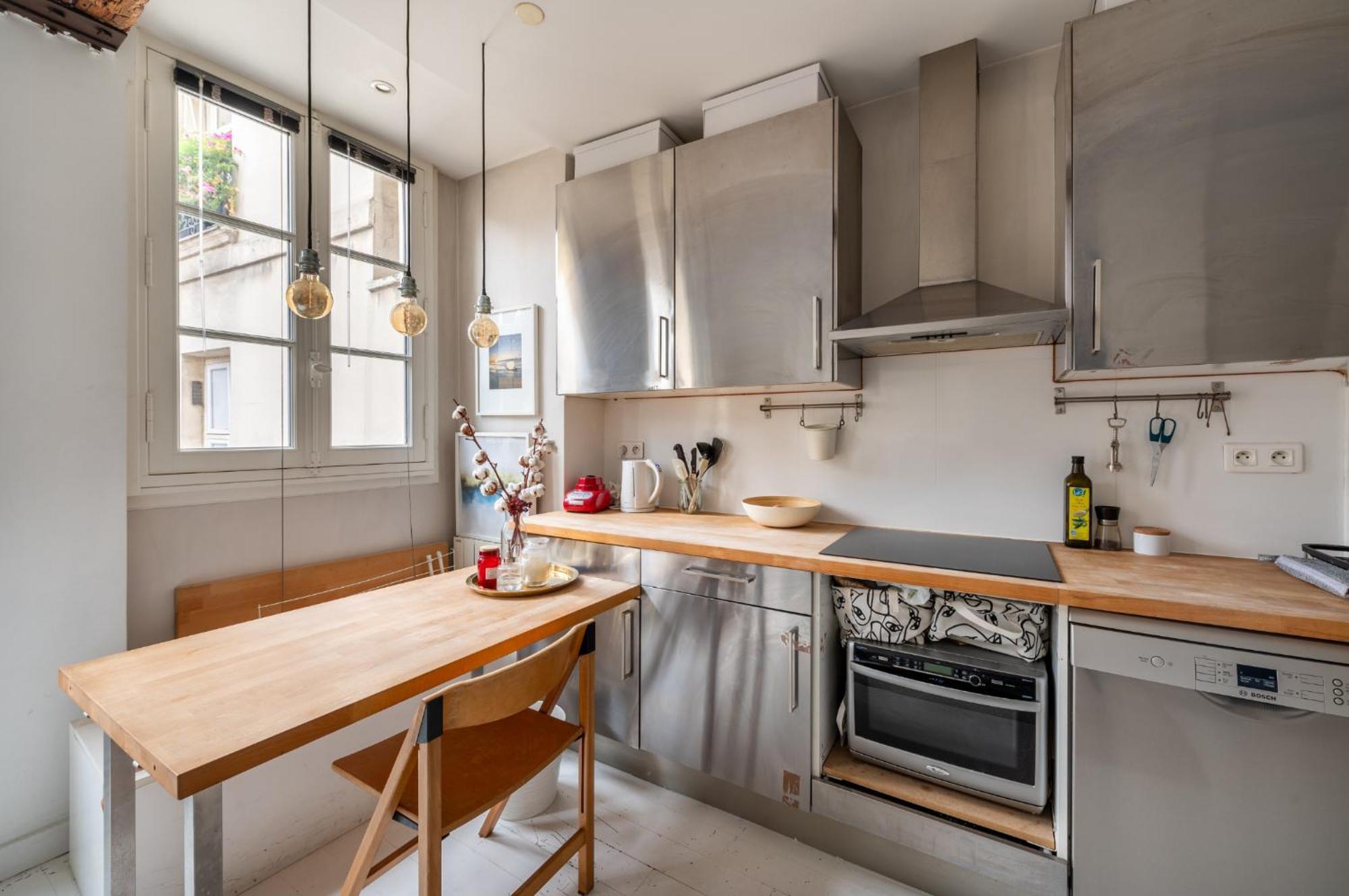 Stylish 1bd Duplex - Stunning Views Near Louvre *